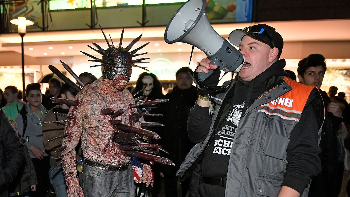 Als es zu Übergriffen zwischen "Zombie Walk"-Teilnehmern und Krawallmachern kommt, räumt die Polizei den Bahnhof.
