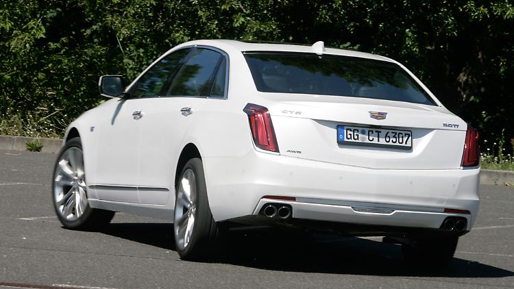 Die serienmäßige Hinterachslenkung macht den Cadillac CT6 trotz seiner Dimensionen sehr wendig.