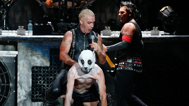 Da hat Flake wohl wieder seine "Fickhosen" an, die er im Buch öfter erwähnt: beim "Wacken Open Air"-Festival 2013, Flake mit Panda-Maske, Sänger Till Lindemann sitzt auf ihm.