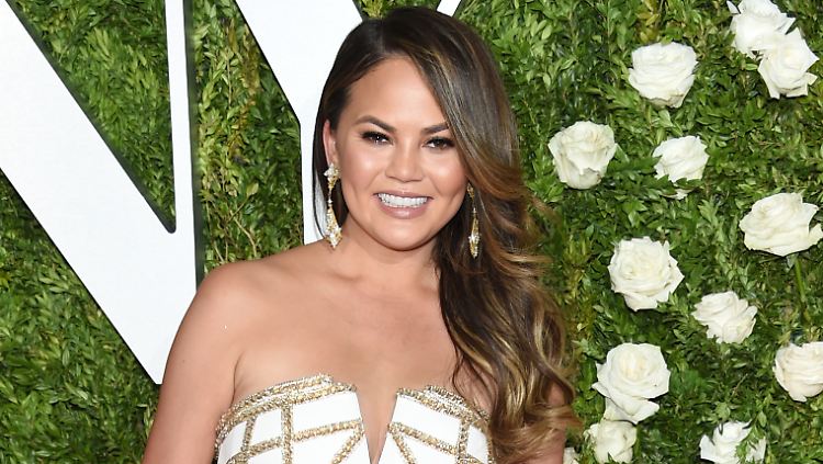 Chrissy Teigen hat entdeckt, dass ihr iPhone Bilder auch nach Brustform sortiert.