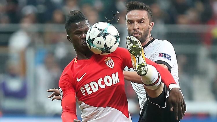 Absolut fokussiert: Monacos Keita Balde und Gokhan Gonul von Besiktas.