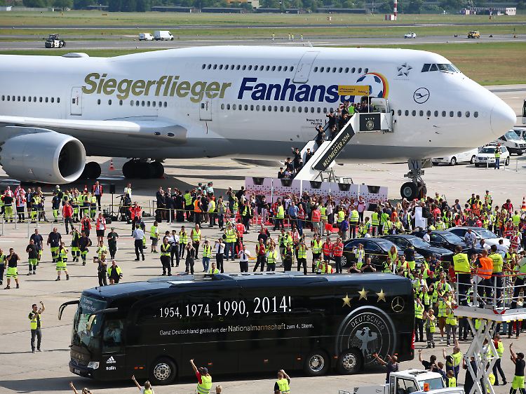 So fliegen Sieger: Ein Jumbojet brachte 2014 Fußball-Weltmeister aus Brasilien nach Berlin.