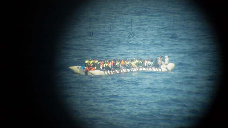 Die Flüchtlinge waren in ihrem hochseeuntauglichen Boot 30 Seemeilen und mehrere Stunden lang unterwegs. 