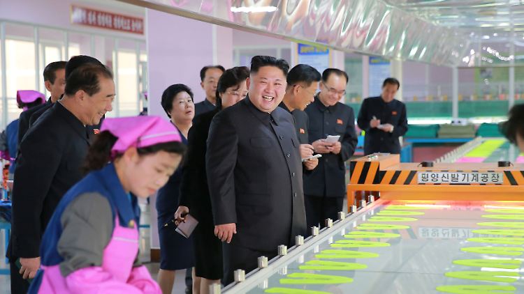Kim Jong Un besucht eine Schuhfabrik in Pjöngjang.