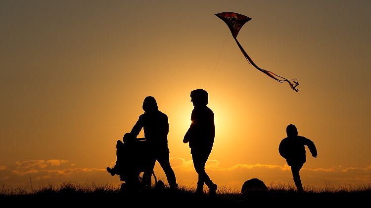 Familie beim Herbstspaziergang in Schleswig-Holstein: Alle Koalitionspartner sind sich einig, dass Familien etwa beim Thema Wohnraum entlastet werden sollen.