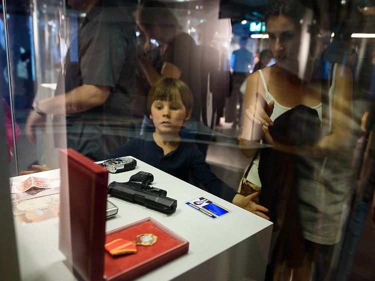 Nachbildungen von Filmrequisiten aus "James Bond" im Spionagemuseum.