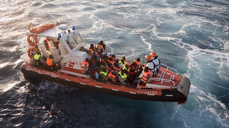 Nach der Rettungsaktion übernimmt die italienische Küstenwache die Flüchtlinge und bringt sie aufs Festland.