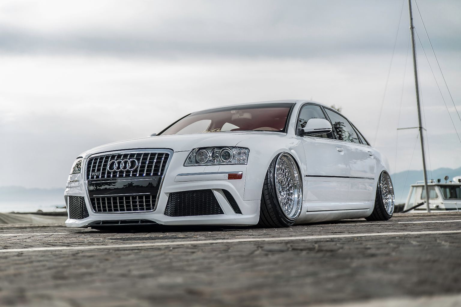 Wer sich auf der Essen Motor Show der tuningXperience stellt, muss im wahrsten Sinne des Wortes "dicke Eier" haben. Der Komplettumbau des Audi A8 auf ein US-Modell hat die auf jeden Fall. Dazu gehört die US-Frontblende ebenso wie die US-Positionsleuchten, ...