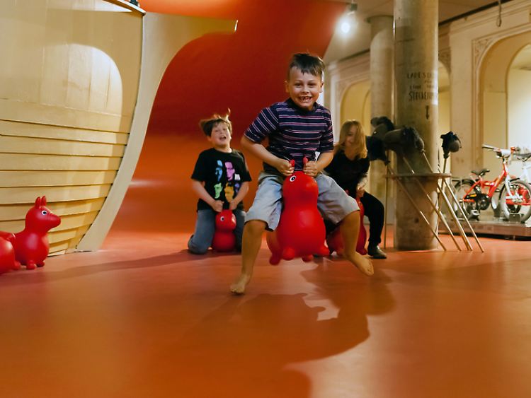 Im Machmit!-Museum lernen Kinder spielerisch und nebenbei.