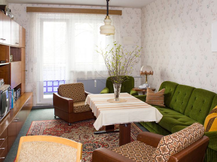 Sah so das typische DDR-Wohnzimmer aus? Die Museumswohnung zeigt eine Drei-Raum-Wohnung mit 61 Quadratmetern im Plattenbau Hellersdorfer Straße 179.