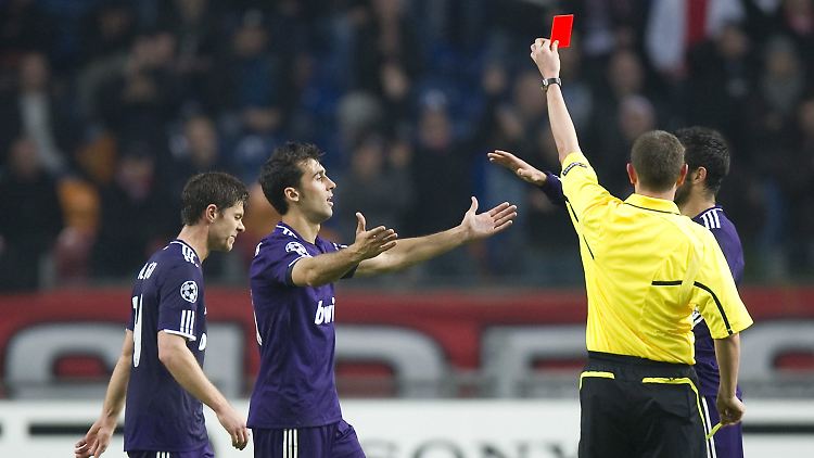 Xabi Alonso (r.) brauchte vier Anläufe und mehr als 20 Sekunden für einen Freistoß. Dann flog er endlich vom Platz und war am Boden zerstört.