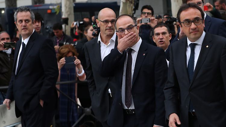 Mitglieder des abgesetzten katalanischen Kabinetts erscheinen in Madrid bei Gericht.
