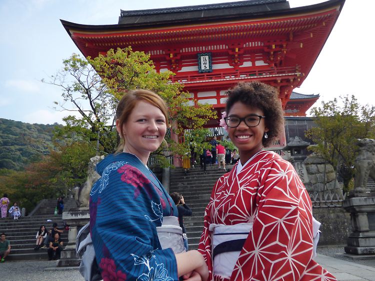 Anne Crouzet (l.) und Laetitia Paseri in gemieteten Kimonos vor dem Kiyomizu-Tempel in Kyoto. Auf ihrer Japan-Reise machen sie Station in der alten Kaiserstadt.