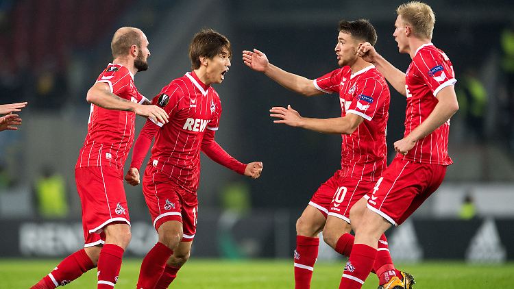 Konstantin Rausch (V.L., Torschütze Yuya Osako, Salih Özcan und Frederik Sörensen bejubeln Köln Treffer zum 2:2.