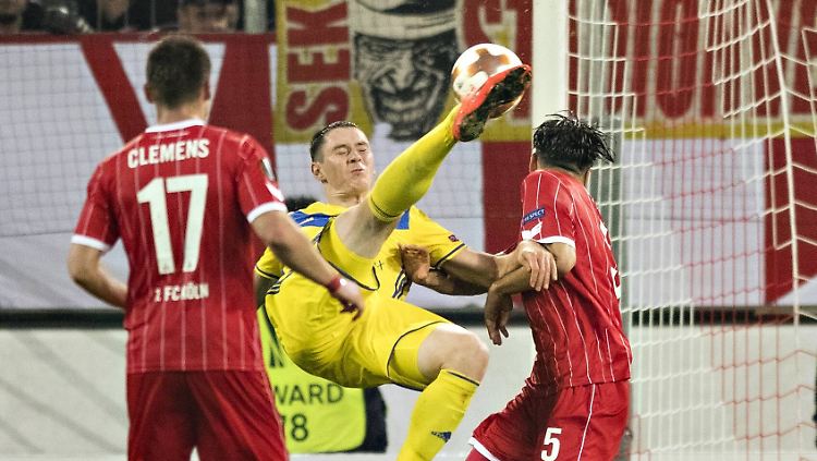 Zusehen und staunen: Borissows Nikolai Signevich befördert die Kugel spektakulär zum 2:1 in die Maschen.