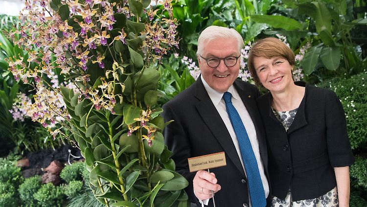 Bundespräsident Frank-Walter Steinmeier und seine Frau Elke Büdenbender präsentieren "seine" Orchidee.