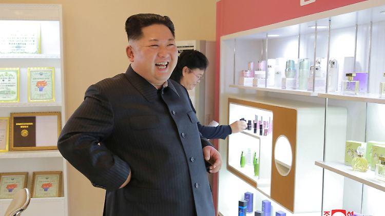 Kim Jong Un in einem Kosmetikfachgeschäft.