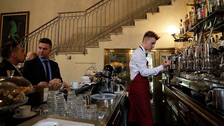 So wird Kaffee in Italien getrunken: Aus kleinen Tassen an der Bar - bisher zumindest.
