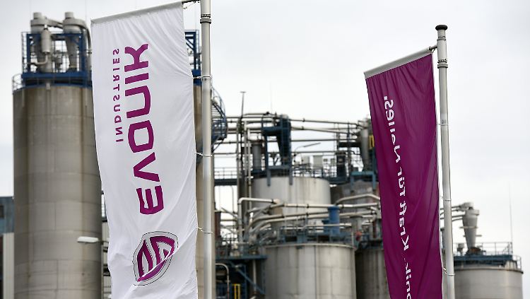 Der Spezialchemiekonzern
Evonik will unter seinem neuen Chef Christian Kullmann
massiv sparen.