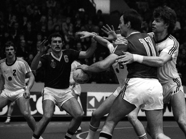 Ingolf Wiegert, bei der WM 1978 sportlich umarmt von BRD-Handball-Ikone Joachim Deckarm.