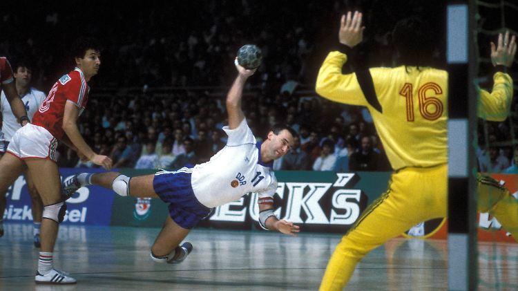 Ingolf Wiegert zählte zu den herausragenden Handballern der DDR und fand immer einen Weg, sich an seinen Gegenspielern vorbeizuwinden.