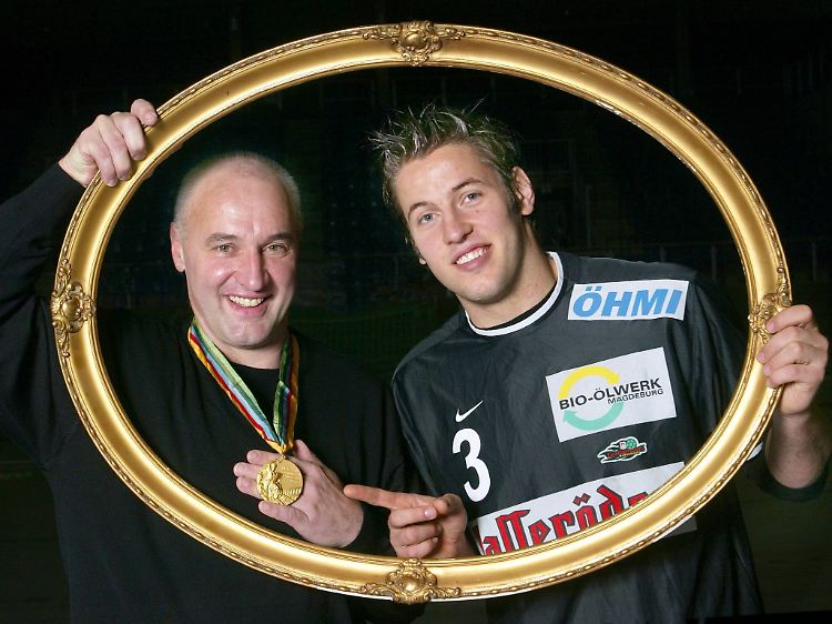 Ingolf Wiegert mit seinem Sohn Bennet, der inzwischen den SC Magedeburg trainiert.