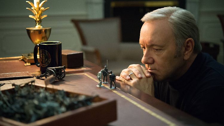 Es klingt alles so, als wäre Spacey in seiner Rolle des Frank Underwood so gut gewesen, weil die Rolle des Ekels ihm auf den Leib geschrieben ist.