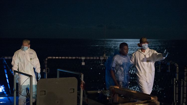 In der Nacht übernahm die "Mecklenburg-Vorpommern" mehrmals Flüchtlinge von anderen Booten.