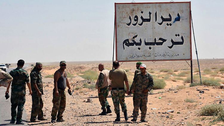 "Deir Ezzor heißt Sie willkommen" steht auf dem Schild. Syrische Soldaten und iranische Milizen haben den IS nun restlos aus der Stadt vertrieben.