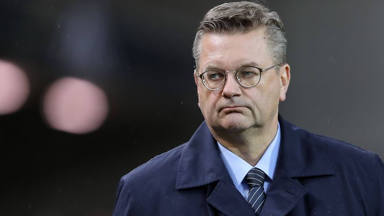 DFB-Präsident Reinhard Grindel hat seine  Schiedsrichter-Chefs öffentlich abgewatscht.