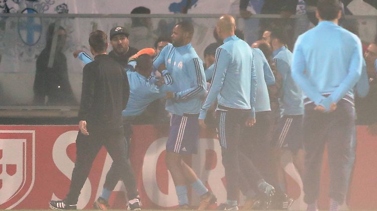 Patrice Evra rastet noch vor dem Anpfiff aus.
