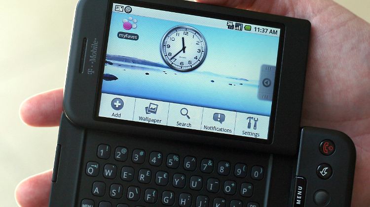 Das G1 sah mit seiner Klapp-Tastatur ganz anders aus als das iPhone.