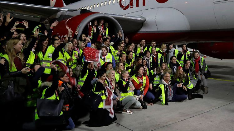 Wechselbad der Gefühle: Air-Berlin-Mitarbeiter "feiern" den letzten Flug ihrer Airline.