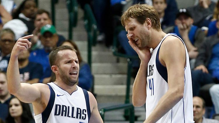 Wenn's einmal nicht läuft: Dirk Nowitzki bekommt in der Partei von Mannschaftskollege J. J. Barea einen mit.