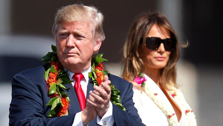 Donald Trump und Gattin Melania weilen auf Hawaii. Doch auch dort verfolgt den US-Präsidenten die Russland-Affäre.