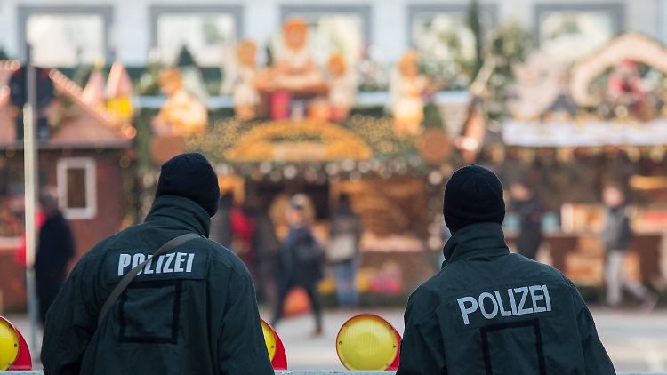 Verstärkte Polizeipräsenz und massive Straßensperren sollen Terroristen abschrecken.