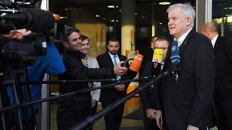 Während Seehofer in Berlin die Jamaika-Koalition auslotet, sägt die Junge Union in der Heimat an seinem Stuhl.
