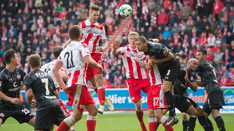 Hoch, höher, Polter. Sebastian Polter köpft in der Nachspielzeit den Siegtreffer für die Berliner.