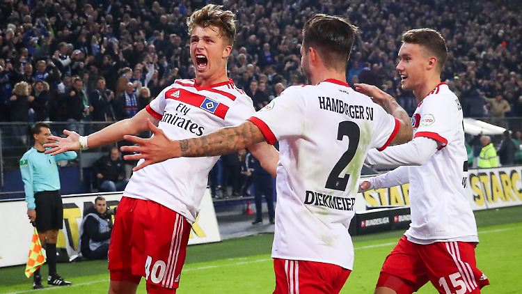 Jann-Fiete Arp feiert, alle feiern Jann-Fiete Arp. Der 17-Jährige ist die große Hoffnung des HSV.