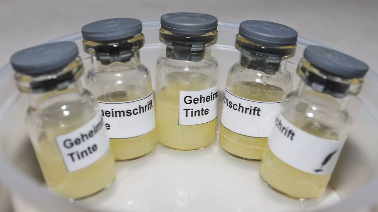 Früher wurden sogar Körpersäfte als Geheimtinte verwendet.