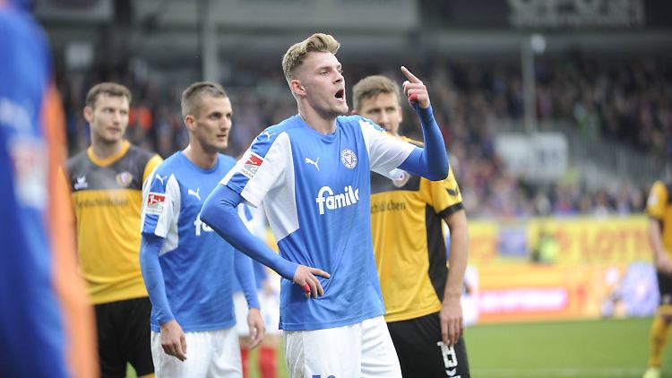 Marvin Duksch eröffnet den Torreigen der Kieler gegen Dynamo Dresden.