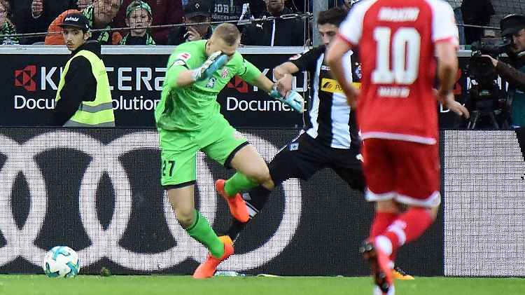Kein Ball, nur ein Luftloch: Mainz-Torhüter Robin Zentner steigt mit seinem "Schuss" in die "Top fünf der Torhüterpannen" auf.