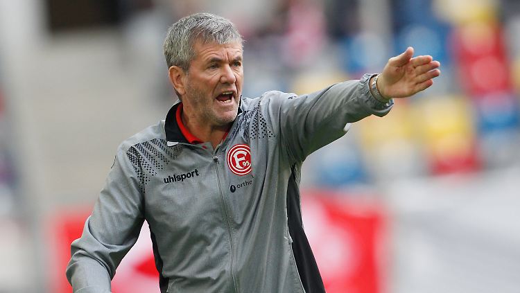 "Das habe ich in 27 Jahren als Trainer noch nicht erlebt, einen solch unsicheren Schiedsrichter, der so viele Dinge falsch interpretiert und falsch gepfiffen hat", schimpfte Funkel nach dem Spiel.
