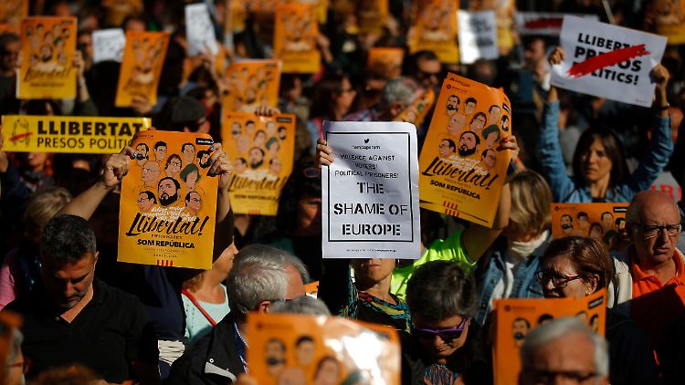 Die Inhaftierung von ehemaligen Mitgliedern der Regionalregierung hat in Katalonien Proteste ausgelöst.