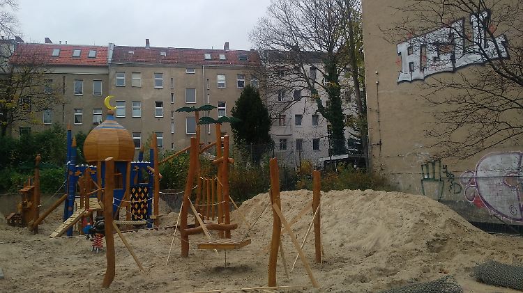 Zwischen Hölle und Halbmond: Den Kindern, die hier spielen werden, dürften die Diskussionen egal sein.