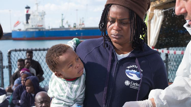 Ankunft in Italien. Bei aller Erleichterung ist die Anspannung vielen Flüchtlingen anzumerken. Wie geht es jetzt weiter?