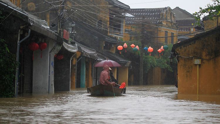 Die Altstadt des bei Touristen beliebten Ortes Hoi An ist überflutet.