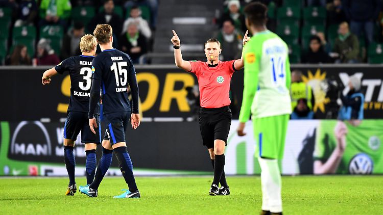 Schiedsrichter Robert Kampka wird beim Spiel zwischen Wolfsburg und Hertha zweimal vom Videoschiedsrichter korrigiert - beide Male zu Recht.