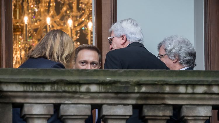 Grünen-Fraktionschef Anton Hofreiter, FDP-Chef Christian Lindner, Hessens Ministerpräsident Volker Bouffier und der Grünen-Europaabgeordnete Reinhard Bütikofer sondieren auf dem Balkon der Parlamentarischen Gesellschaft in Berlin.