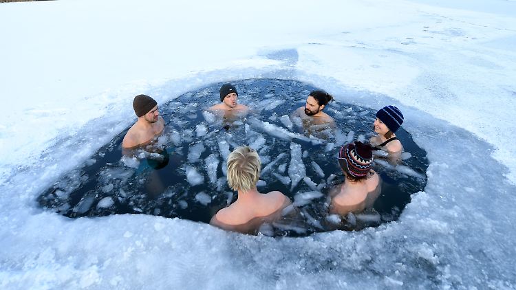 Eisbader sollten schon lange Zeit mit sehr kaltem Wasser ihre Körper trainiert haben.